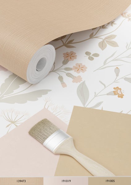 Tapetenrolle mit Blumenmuster, Farbfelder und Pinsel.