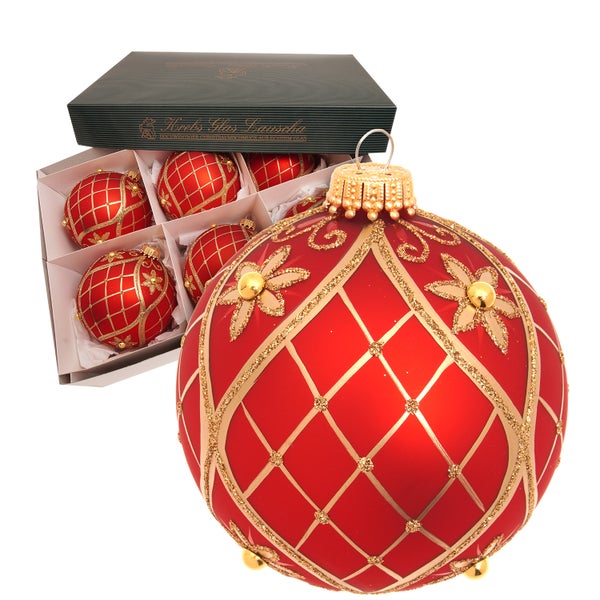 Set mit roten Christbaumkugeln mit Ornamenten in einer Box