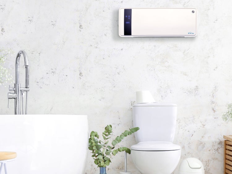 Modernes Badezimmer mit Badewanne, Toilette und Wandheizgerät