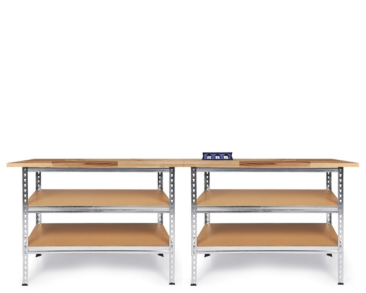 Werkbank mit Regalen und Steckdosenleiste