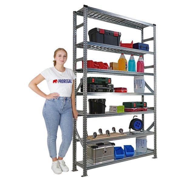 Ein Regal mit Lagerboxen und einer Person.