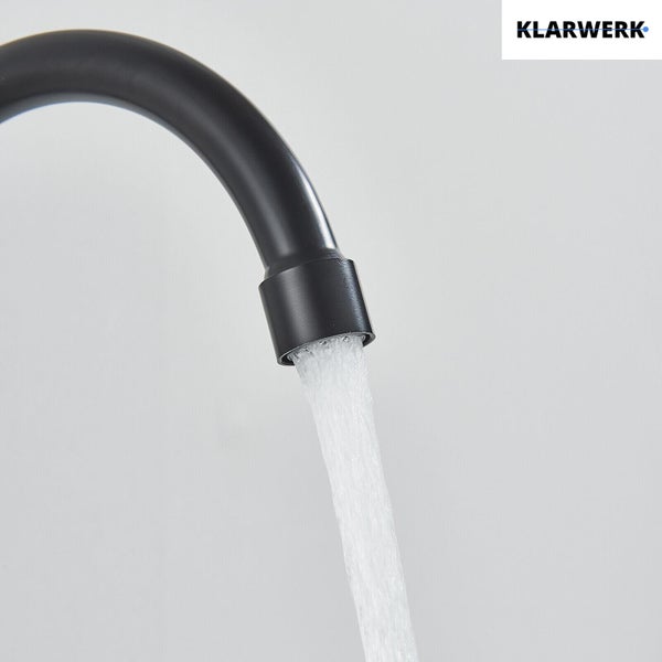 Schwarzer Küchenarmatur-Auslauf mit fließendem Wasser und Klarwerk Logo.