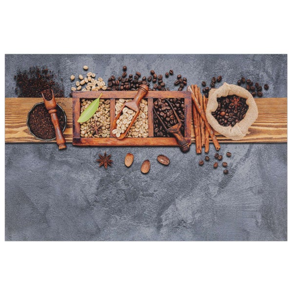 Küchenrückwand mit Motiv aus Kaffeebohnen, gemahlenem Kaffee, Zimtstangen und Sternanis in Holzschalen auf Steinoptik.