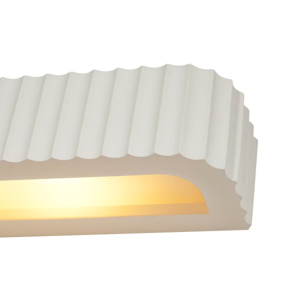 Detailansicht einer rechteckigen Wandleuchte mit geriffelter Oberfläche.