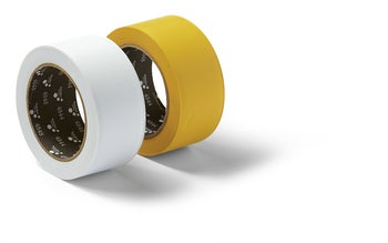Zwei Rollen Klebeband in verschiedenen Ausführungen für Malerarbeiten und Abklebearbeiten.