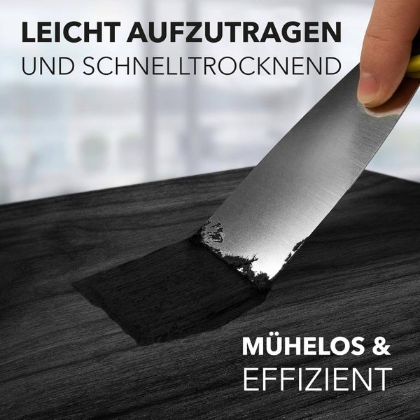 Auftragen von Holzschutzlasur mit einem Spachtel auf eine Holzoberfläche