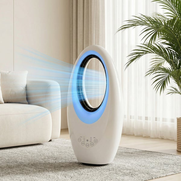 Moderner flügelloser Turmventilator mit sichtbarem Luftstrom in einem hellen Wohnzimmer mit Sofa und Zimmerpflanze.