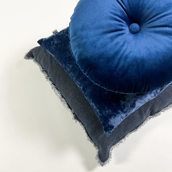 OLLY - Dekokissen Samt Insignia Blue 40 cm