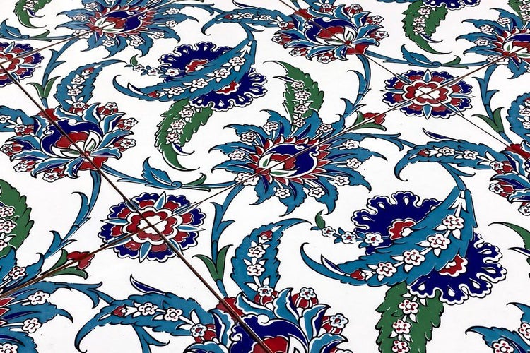 Fliesen mit blauem und rotem floralem Muster