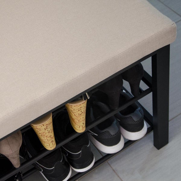 Schuhbank mit gepolsterter Sitzfläche und zwei Ablagen aus Metall für Schuhe.