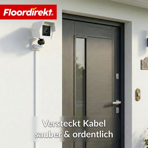 Weiße Überwachungskamera an einer Hauswand mit einem vertikalen Kabelkanal neben einer modernen grauen Haustür. Floordirekt Logo.
