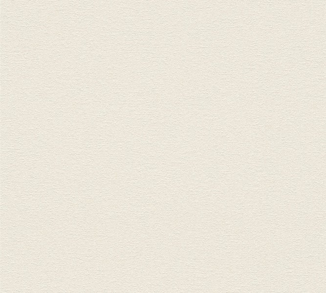 Esstisch mit Geschirr, Blumenvase und Stühlen in einem hellen Raum