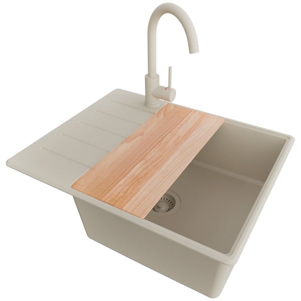 Spüle mit Abtropffläche, Armatur und Schneidebrett