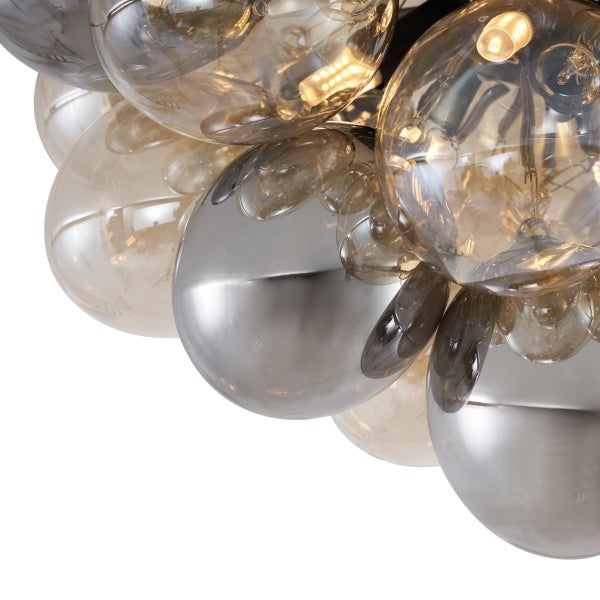 Detailaufnahme einer Deckenleuchte mit mehreren Kugeln aus Glas