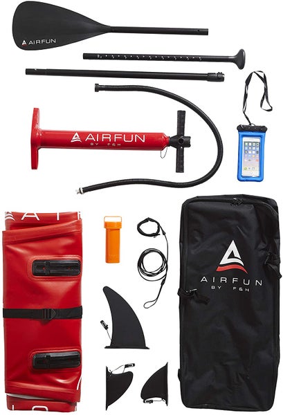 Szene mit Holztisch, Stühlen und gemusterter Tapete für das Esszimmer