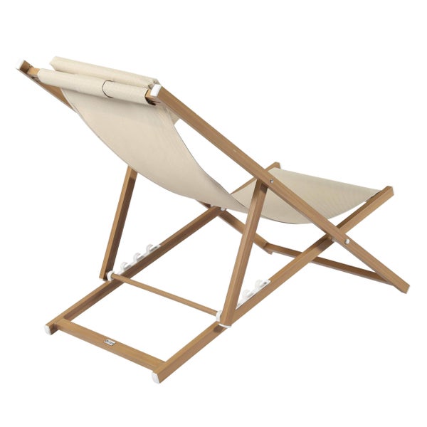 Gartenstuhl aus Metall mit Querlatten in Anthrazit auf einer Holzterrasse vor grünem Hintergrund.