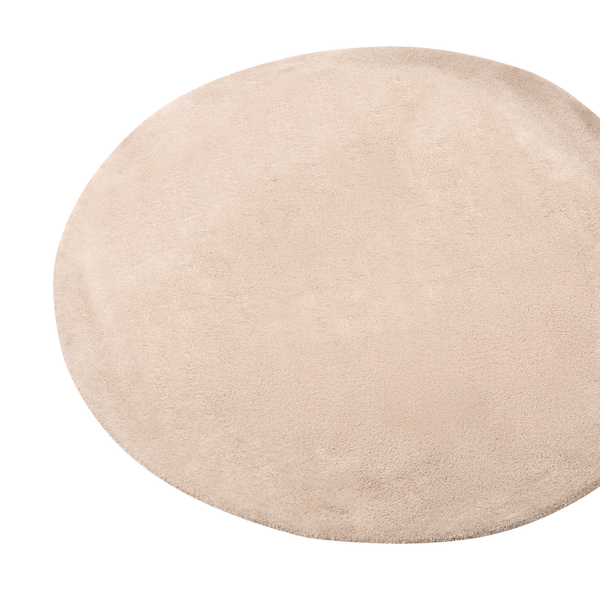 Runder, weicher Teppich in Beige.
