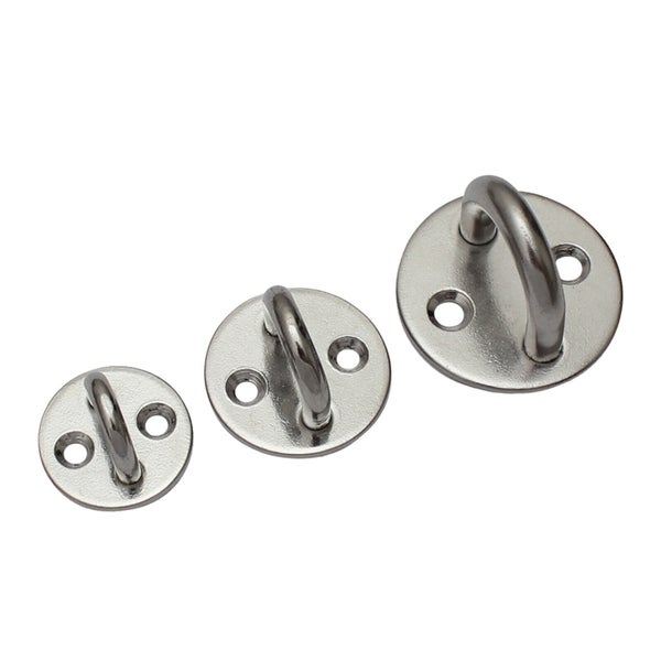 Drei runde Augplatten aus Metall in verschiedenen Größen mit jeweils zwei Befestigungslöchern.