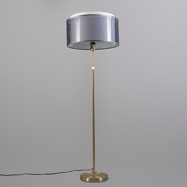Stehleuchte mit grauem Lampenschirm und goldfarbenem Gestell