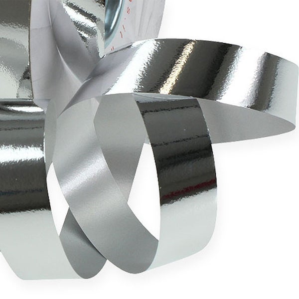 Silbernes Geschenkband auf einer Spule