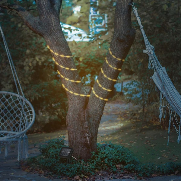 Eckabdeckung für den Handlauf eines Swimmingpools mit Wand in Holzoptik und Wasser.