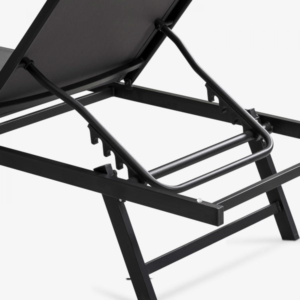 Detailansicht des Verstellmechanismus einer schwarzen Gartenliege aus Metall und Textilgewebe.