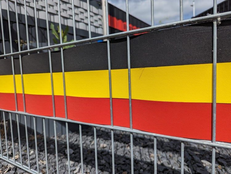 Zaunblende in den Landesfarben Belgiens