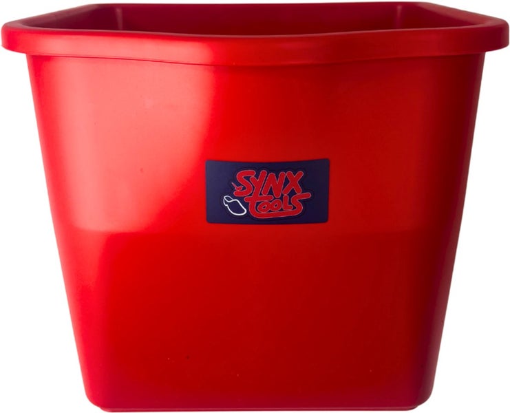 Roter Kunststoffeimer mit Synxtools Logo