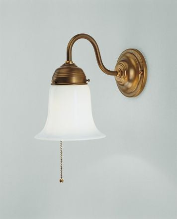 Wandleuchte mit Zugschalter und Lampenschirm