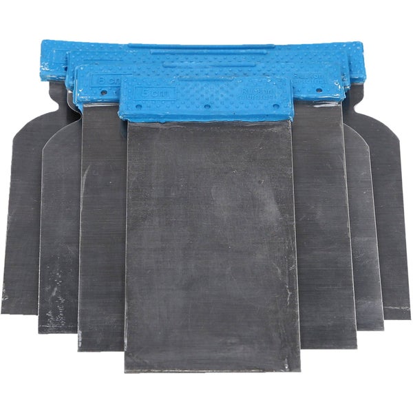 Vierteiliges Spachtelset mit unterschiedlichen Blattbreiten zum Auftragen von Spachtelmasse