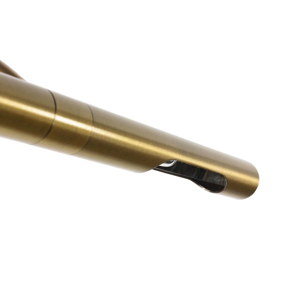 Detailaufnahme eines goldenen Rohres mit Öffnung