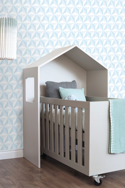 Kinderbett in Hausform mit Rollen und Textilien