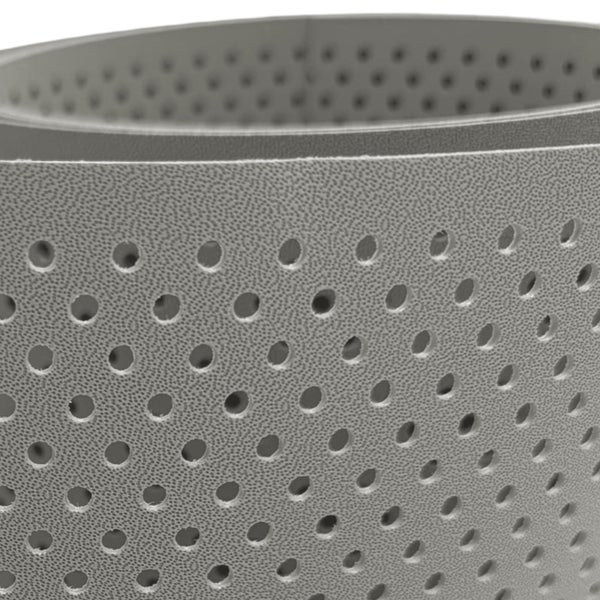 Nahaufnahme eines perforierten Sockelleistenprofils