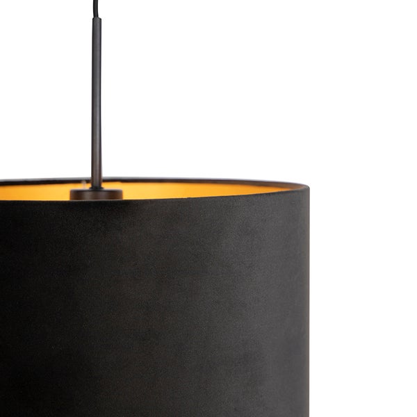 Pendelleuchte mit zylindrischem Lampenschirm, Textiloberfläche und goldener Innenseite.