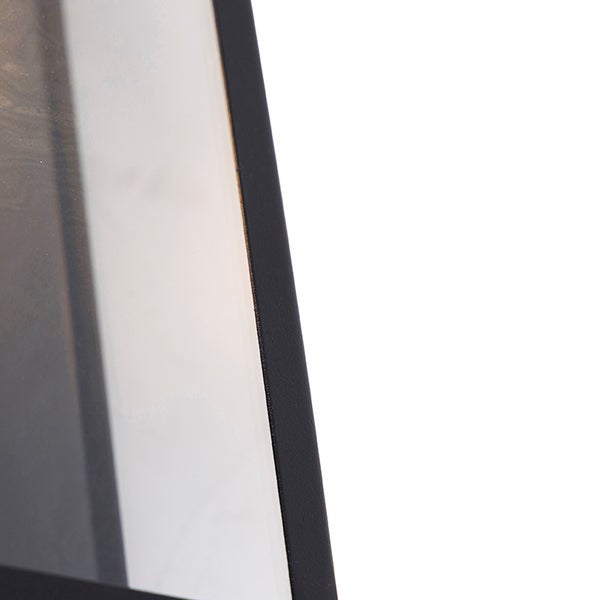 Nahaufnahme eines schwarzen Bilderrahmens mit Glas.