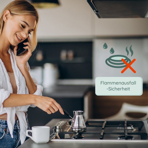 Eine Frau in einer modernen Küche telefoniert, während sie einen kleinen Metalltopf auf einem Gasherd nutzt, inklusive Flammüberwachungssystem.