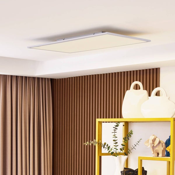Flache, rechteckige LED-Deckenleuchte in einem modern eingerichteten Raum mit brauner Holzlamellenwand und gelbem Regal.