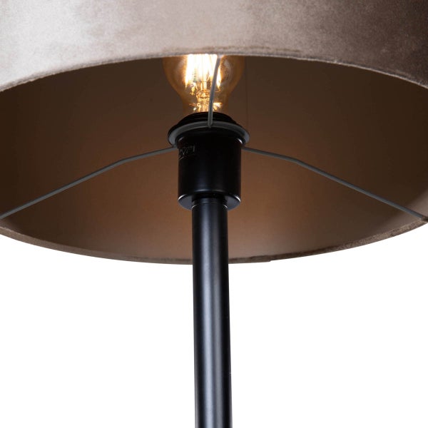 Detailaufnahme einer Stehlampe mit Leuchtmittel und Lampenschirm