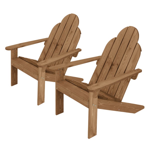 Zwei Adirondack-Gartenstühle aus Holz in Braun mit breiten Armlehnen und Lattenrücken.