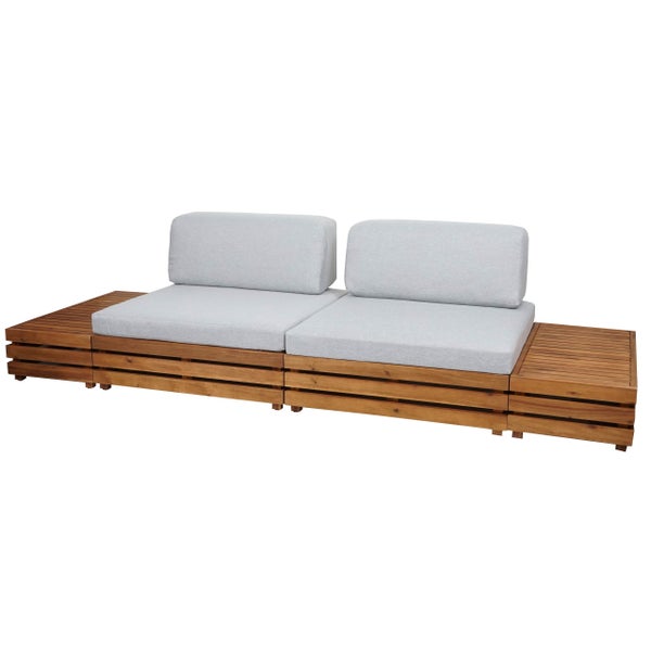 Modulares Lounge-Sofa aus Holz mit hellgrauen Sitz- und Rückenkissen, vierteilig mit zwei integrierten Ablagetischen.
