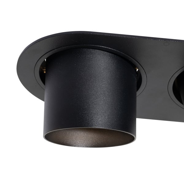 Zylinderförmiger Deckenstrahler aus mattem schwarzem Metall in Nahaufnahme.