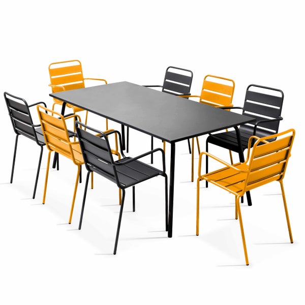 Modernes Gartenmöbel-Set bestehend aus einem großen rechteckigen schwarzen Tisch und acht Metallstühlen in Schwarz und Gelb mit Armlehnen.