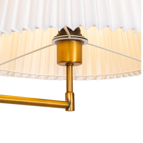 Detailansicht einer Pendelleuchte mit plissiertem Schirm und goldenem Lampenfuß