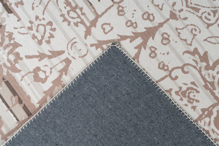 Teppich mit ornamentalem Muster und grauer Rückseite mit weißer Naht.