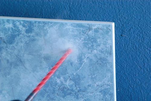 Bohren eines Lochs in eine Fliese