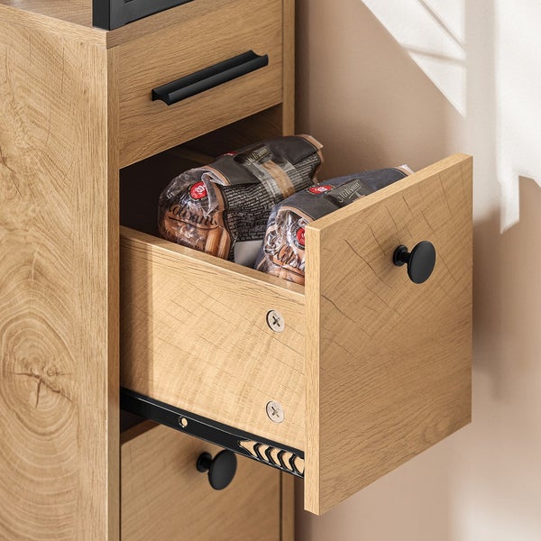 Detailaufnahme eines Holzschranks mit offener Schublade, gefüllt mit Lebensmittelverpackungen