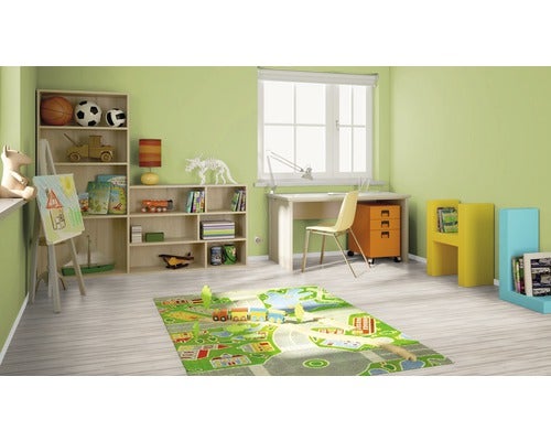 Kindgerechtes Zimmer mit Schreibtisch, Regal und Spielteppich