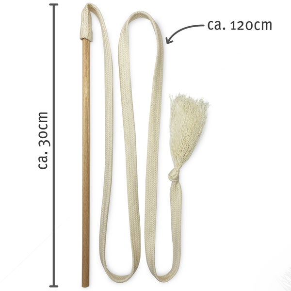 Premium Spielangel für Katzen aus Holz mit Baumwollband (weiss). Diese Katzenangel ist ein robustes Katzenspielzeug