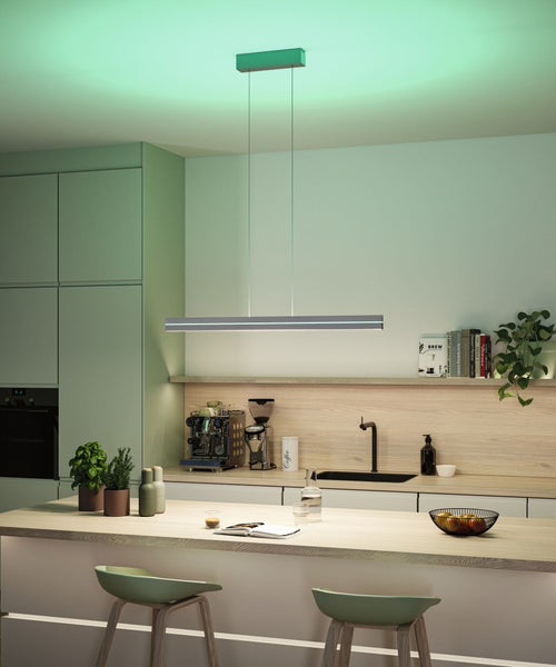 Moderne Küche mit einer langen, schmalen LED-Pendelleuchte über einer Kücheninsel aus Holz, hellen Schränken und Barhockern.