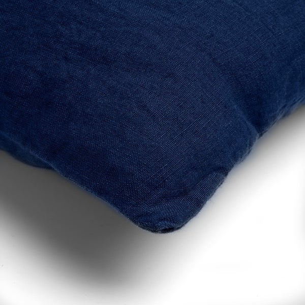 Nahaufnahme eines blauen Dekokissens.